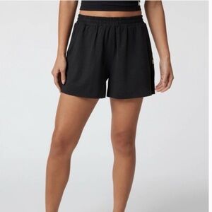 Black Vuori Women’s Boyfriend Halo Shorts - Medium